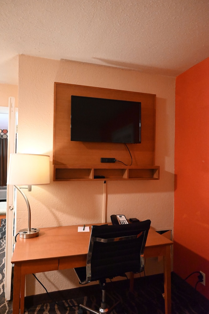 Suite, 1 King Bed, Non Smoking - Photo 7