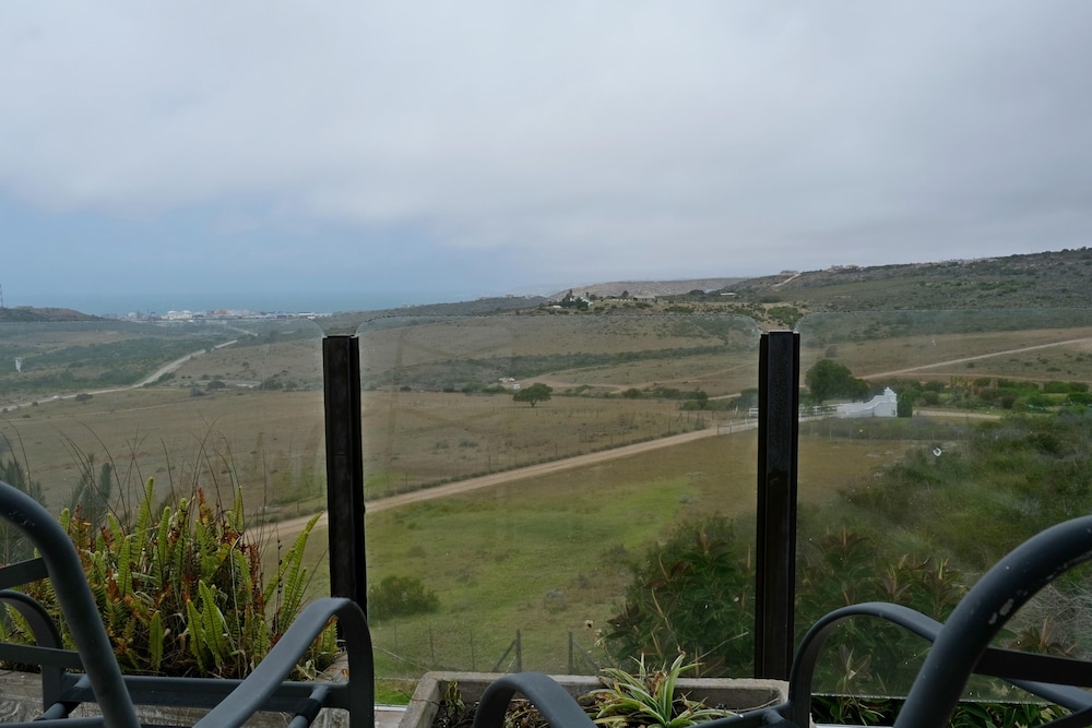 Deluxe Room, 1 King Bed, Ensuite, Mountain View photo 3