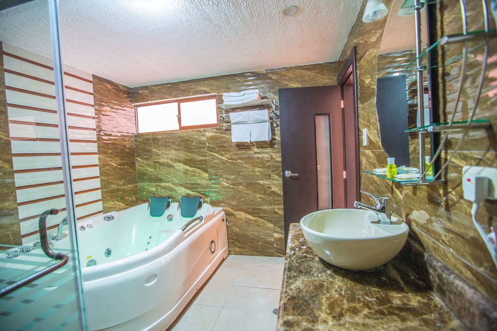 Queen Suite photo 2