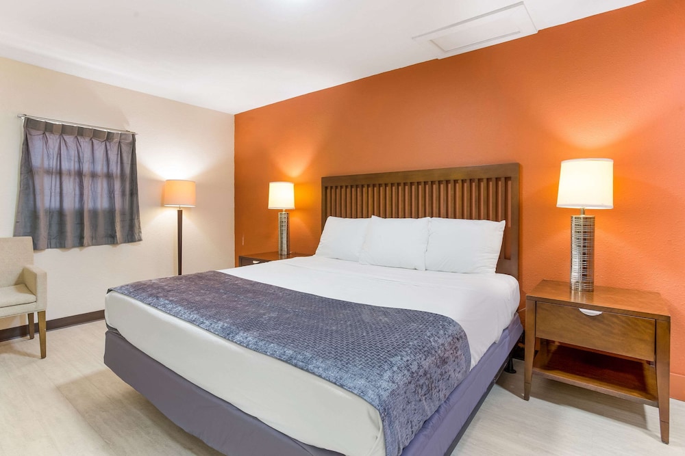 Standard Room, 1 King Bed, Non Smoking photo 2