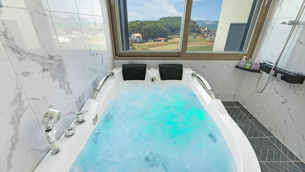 Basic Room, 1 Bedroom (102(Ocean View,Spa)) - Photo 3