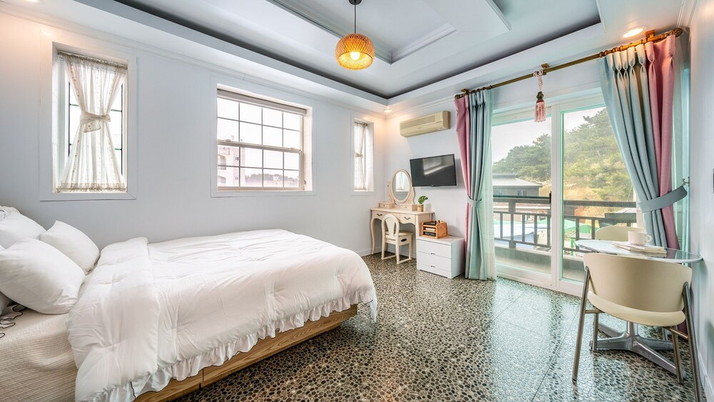 Basic Room, 1 Bedroom (sunset glow)