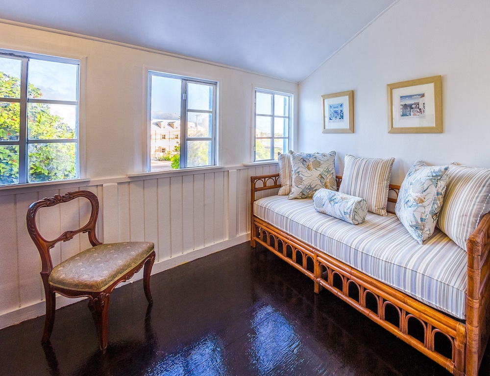 Luxury Suite, 1 King Bed, Non Smoking, Garden View photo 3