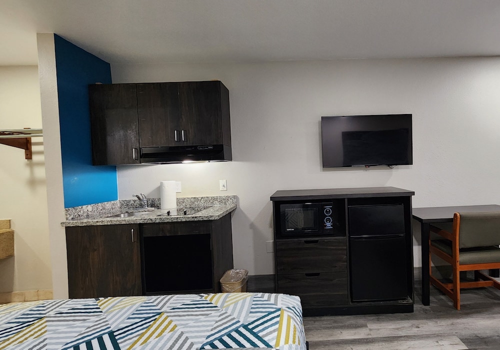 Room, 1 King Bed, Non Smoking, Kitchenette - Photo 6
