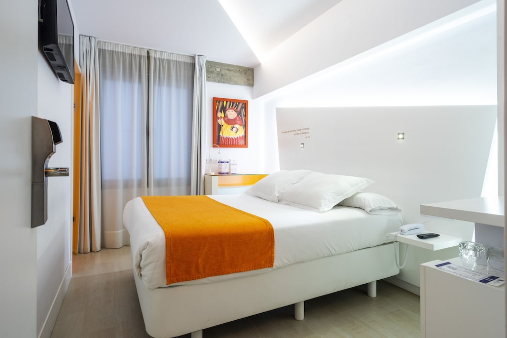 Basic Double Room (sin vistas con cama matrimonio) photo 2