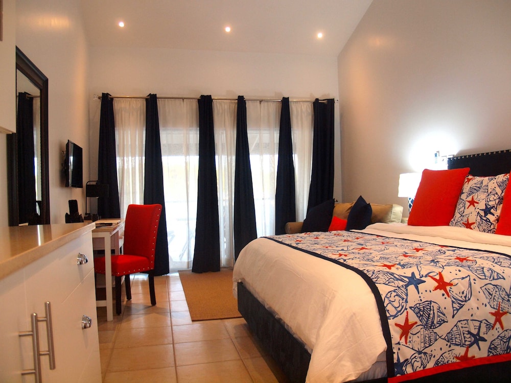 Room, 1 King Bed, Kitchenette, Beach View photo 3