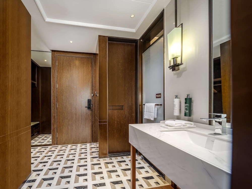 Business Suite, 1 Bedroom thumbnail 5