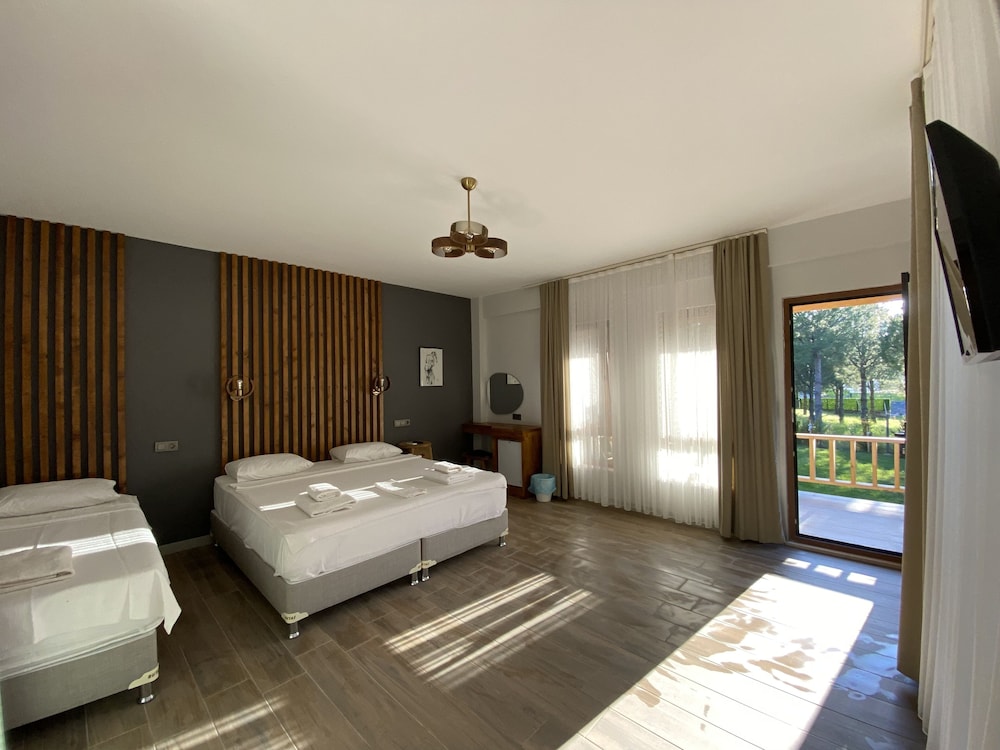 Deluxe Triple Room, Balcony, Garden View photo 3