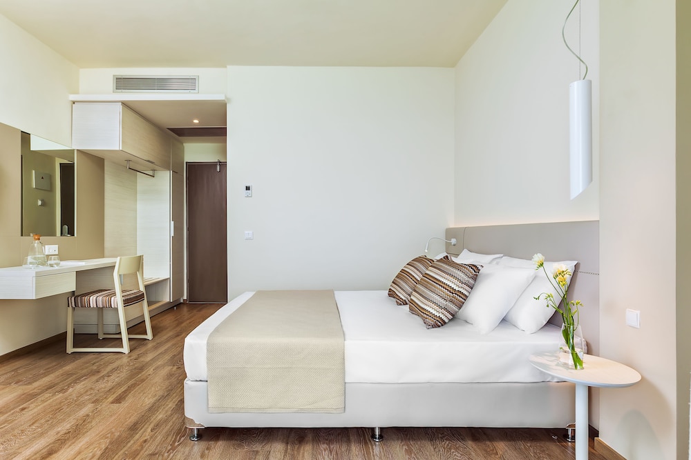 Premium Double Room, Sea Front - Photo 12