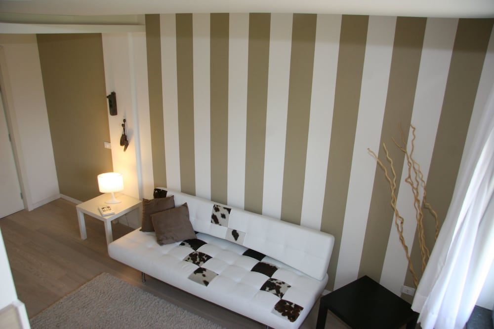Executive Suite - Photo 2