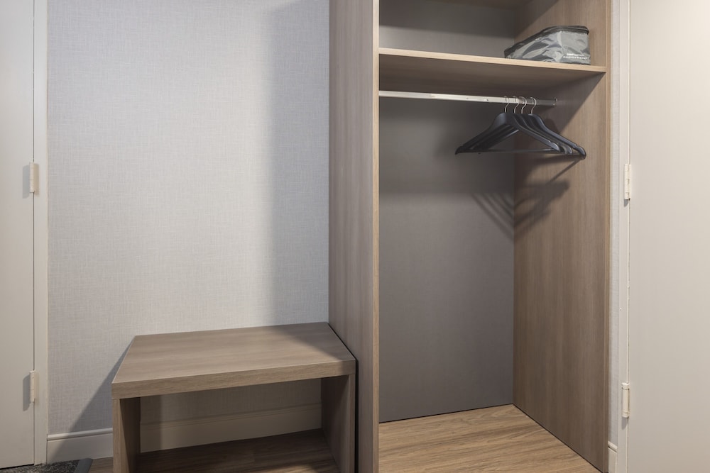 Room (Twin)