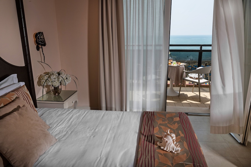 Exclusive Suite, Hot Tub, Sea View photo 1