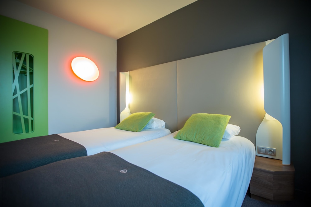 Standard Room, 2 Twin Beds - Photo 9