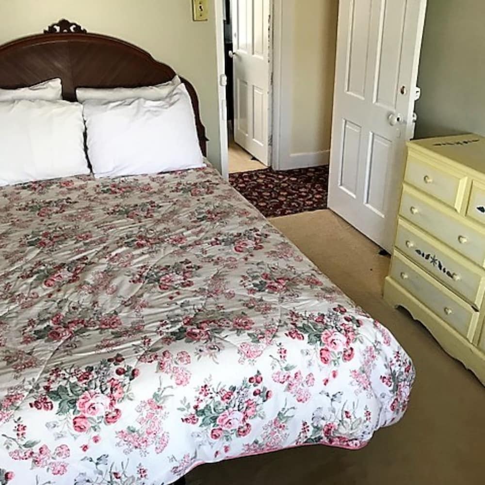 Standard Double Room, Shared Bathroom (Room 18)