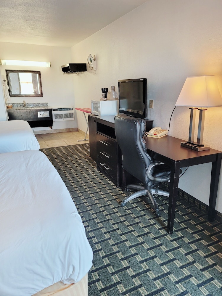 Room, 2 Queen Beds, Smoking photo 2