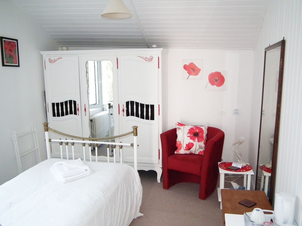Single Room, 1 Twin Bed, Shared Bathroom (Poppy) photo 1