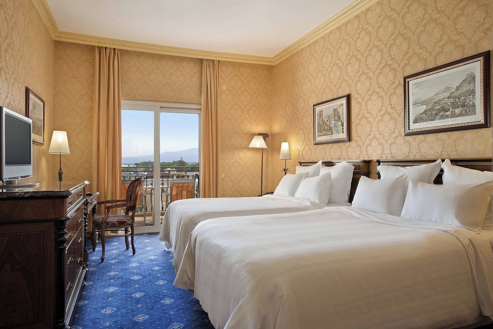 Deluxe Room, 2 Twin Beds, Partial Sea View