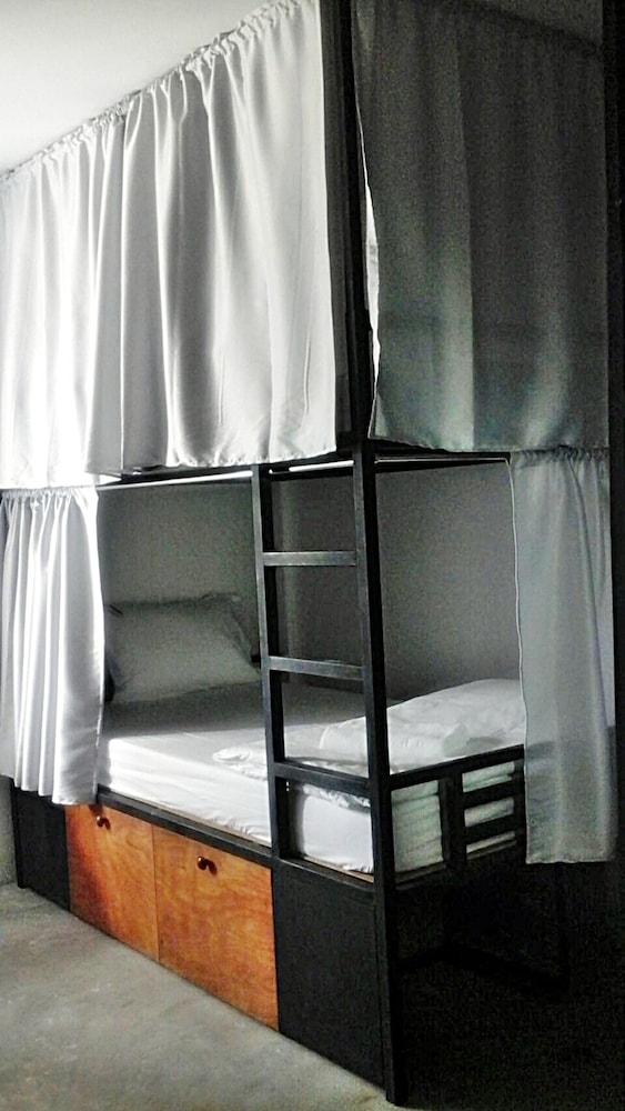8-Bed Mixed Dormitory photo 3