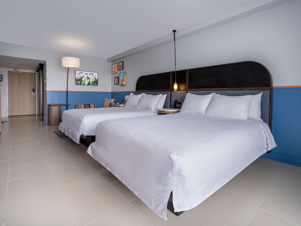 Room, 2 Queen Beds, Bay View (Roll-In Shower) - Photo 2