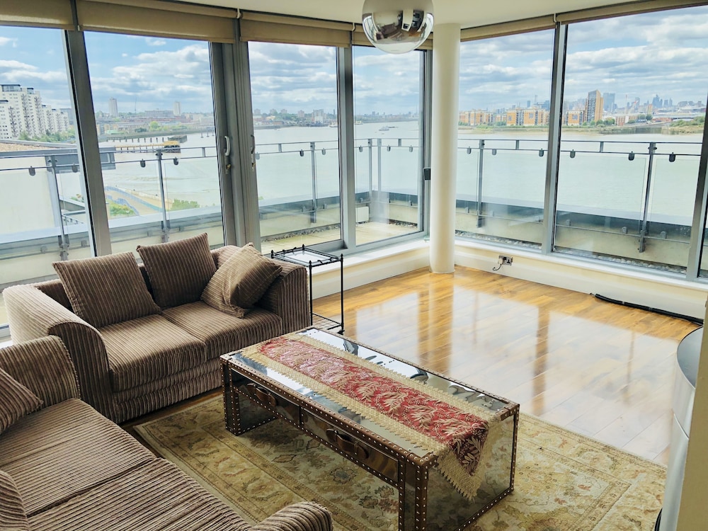 The Penthouse, 写真 2