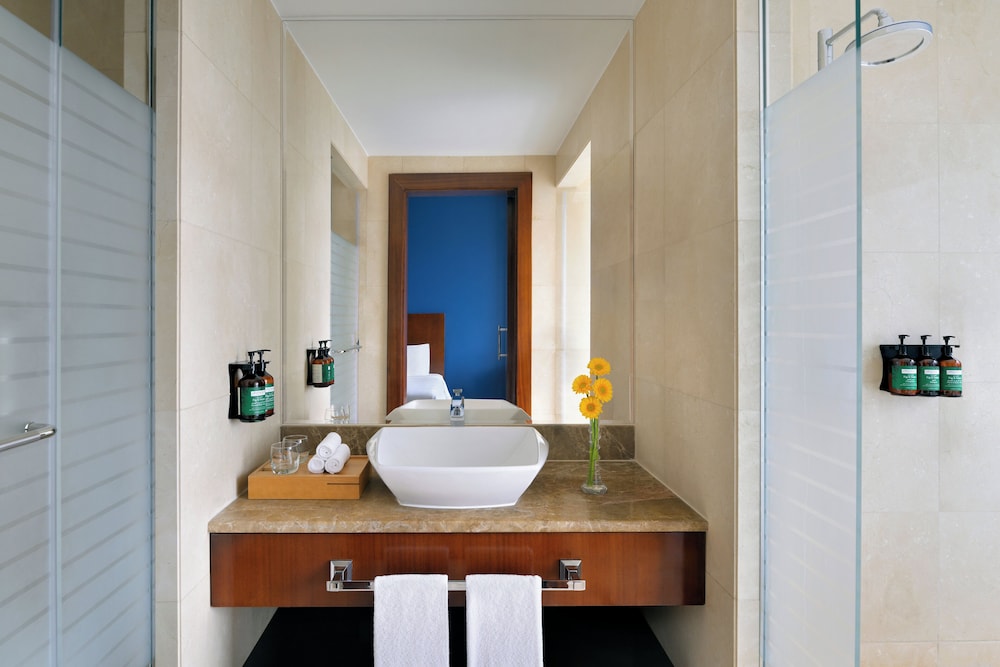 Club Room, 2 Twin Beds, City View