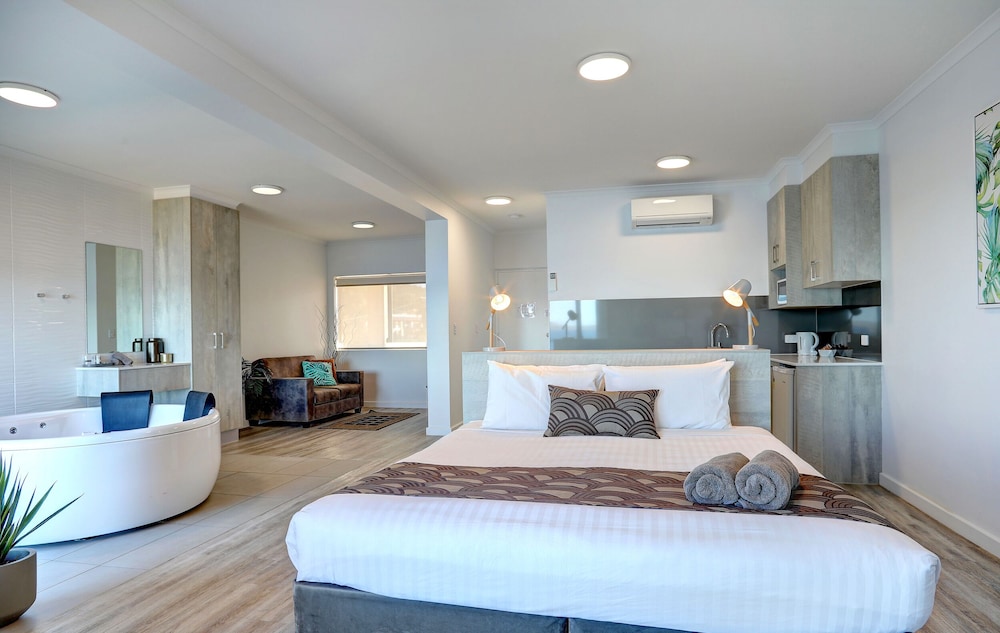 Luxury Studio, 1 King Bed, Jetted Tub, Sea View photo 2