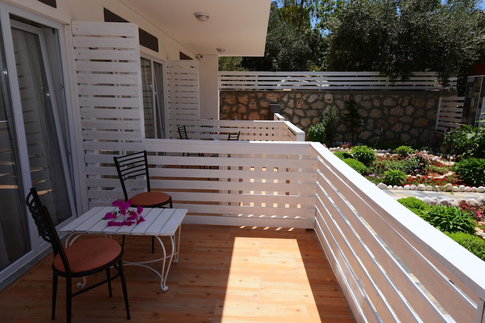 Signature Quadruple Room, Garden Area photo 3