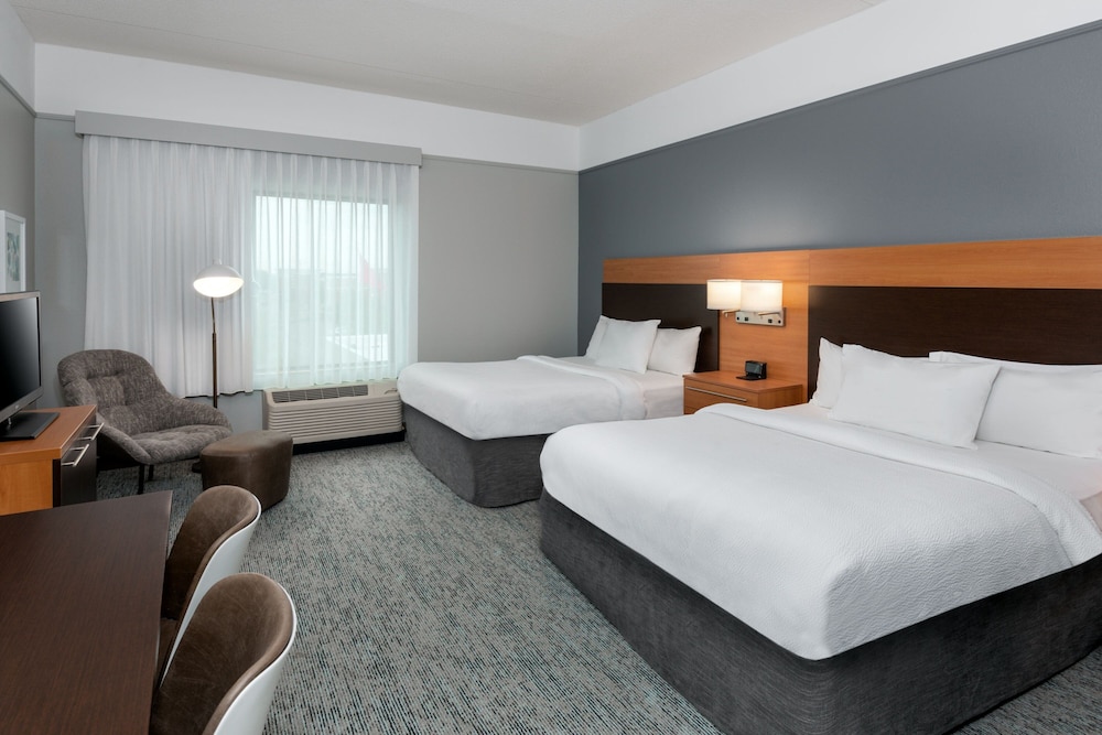 Studio Suite, 2 Queen Beds (Mobility/Hearing Access, Roll-In Shwr) photo 1