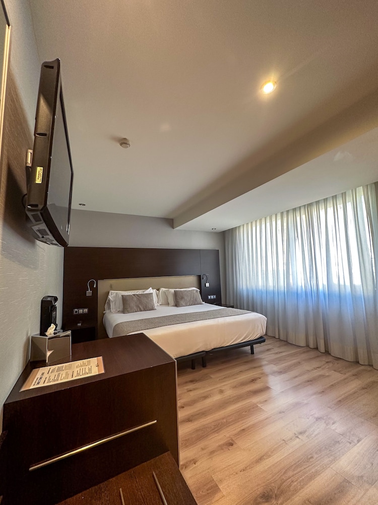 Premium Room, Jetted Tub - Photo 6