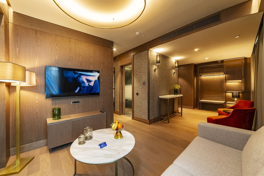 Junior Suite, City View with Lounge Access - Photo 2