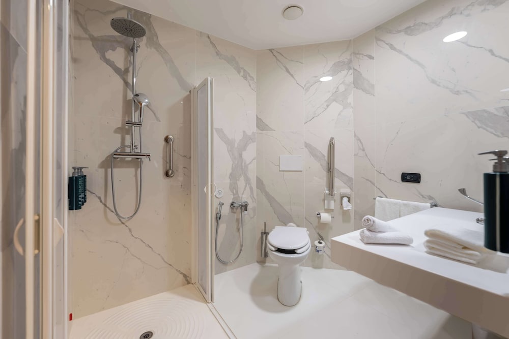 Room, 1 King Bed, Accessible thumbnail 6