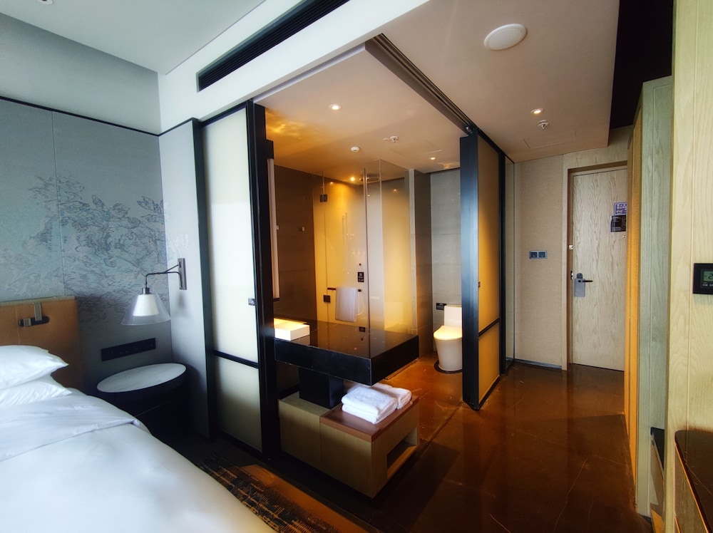 Executive Room, 1 King Bed - Photo 6