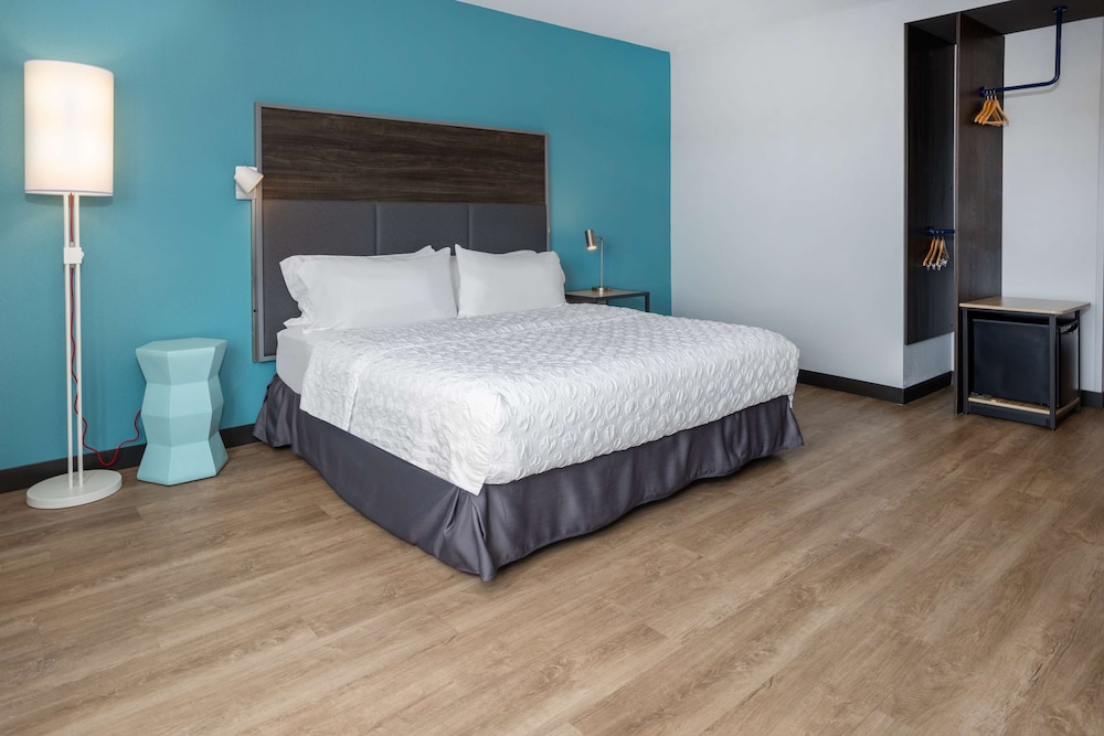 Room, 1 King Bed, Accessible, Bathtub photo 1