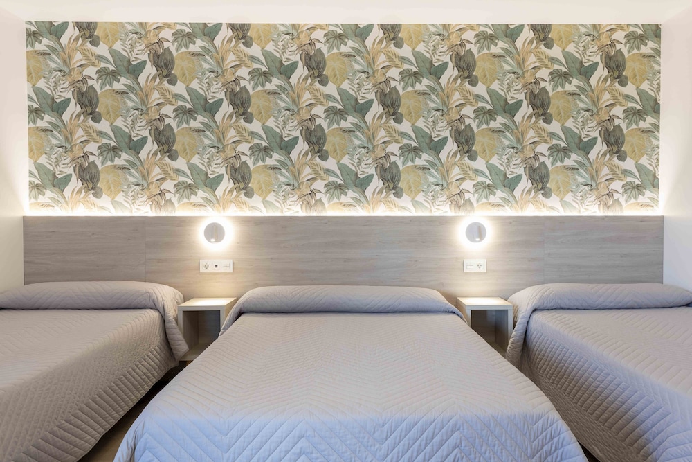 Standard Room, Multiple Beds photo 3