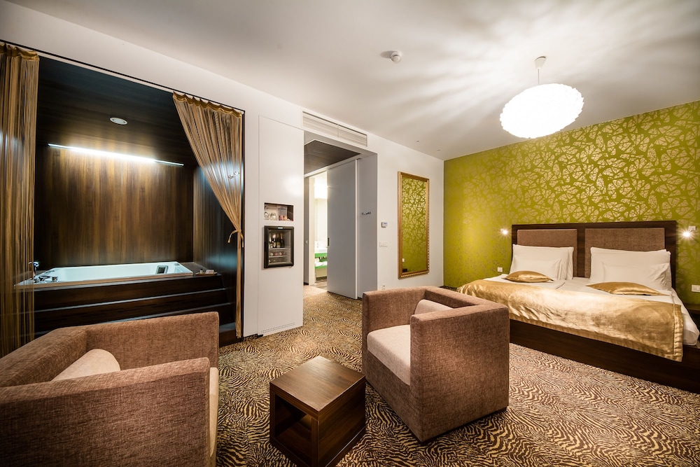 Suite, Jetted Tub - Photo 5