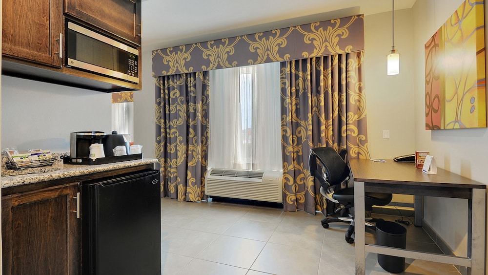 Suite, 2 Queen Beds - Photo 3