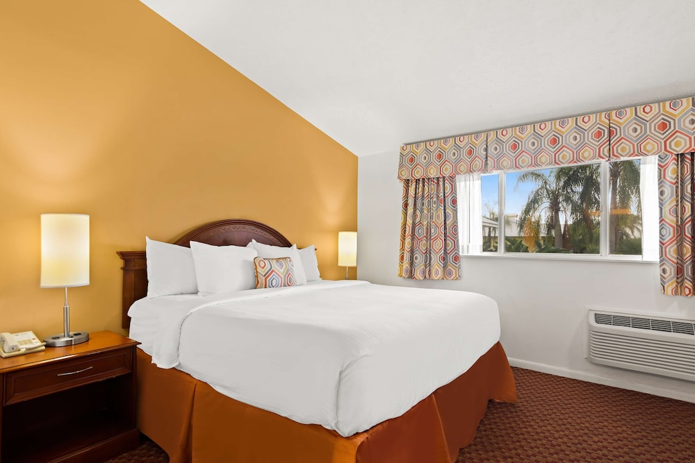 Standard Suite, 1 King Bed with Sofa bed, Smoking, Refrigerator (with Sofabed)