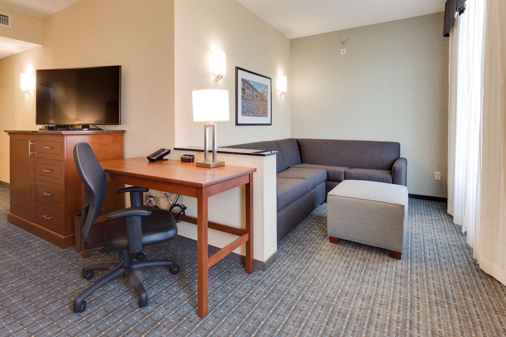 Deluxe Room, 1 King Bed, Refrigerator & Microwave (Oversized, Hearing Accessible) - Photo 5