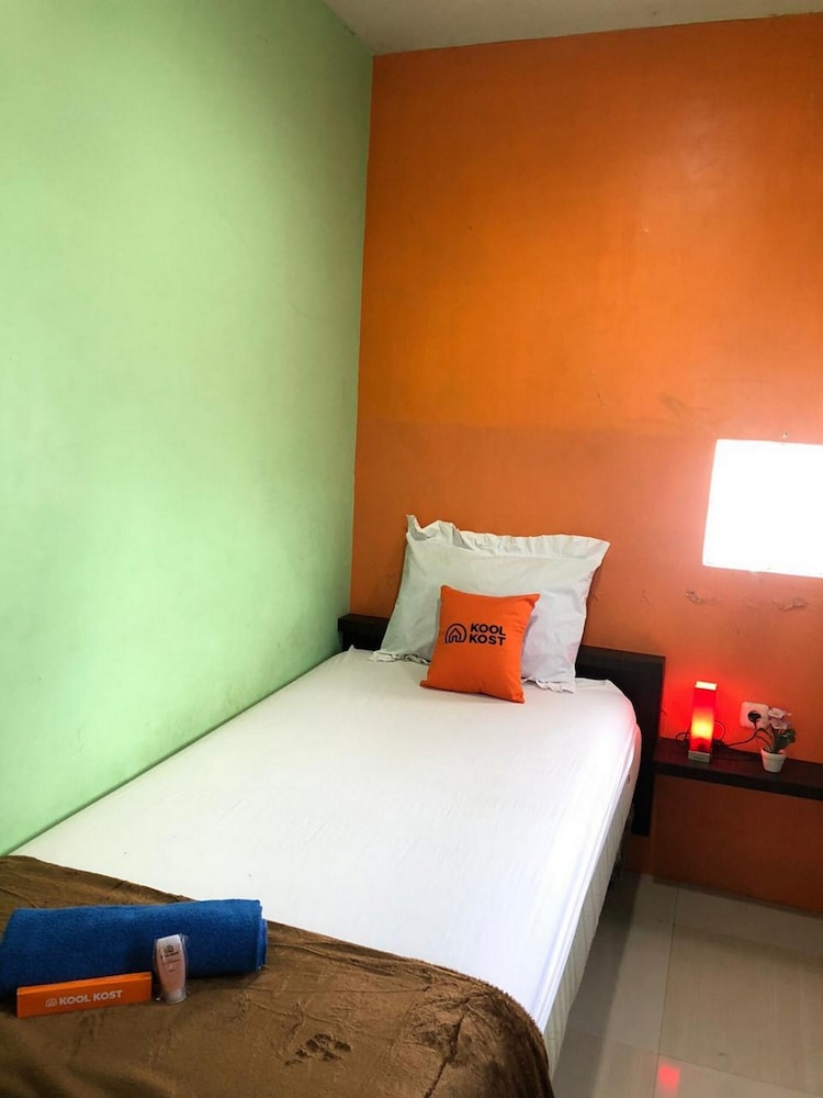 Single Room, Shared Bathroom