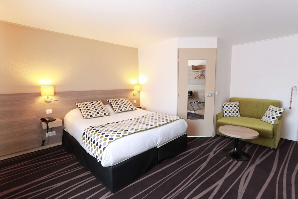 Comfort Room, 1 Queen Bed, Non Smoking, Bathtub (with Single Sofabed) - Photo 1