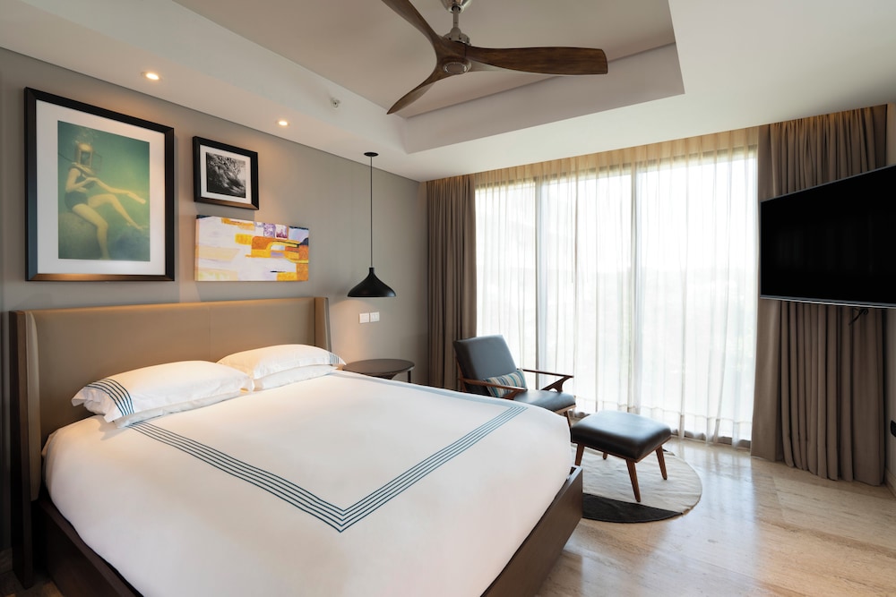 1 King Bed (Downtown House)