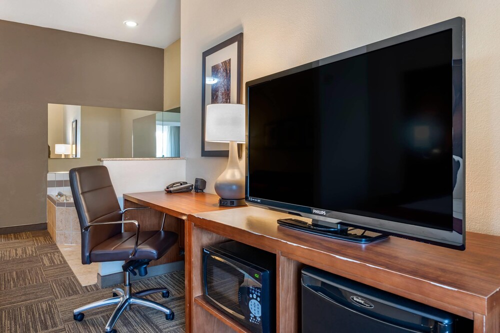 Suite, 1 King Bed, Non Smoking (Upgrade) - Photo 6