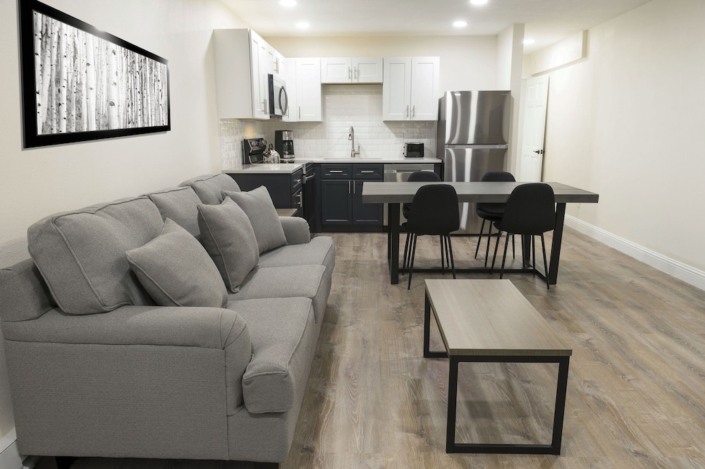 Suite, 1 Bedroom - Photo 9