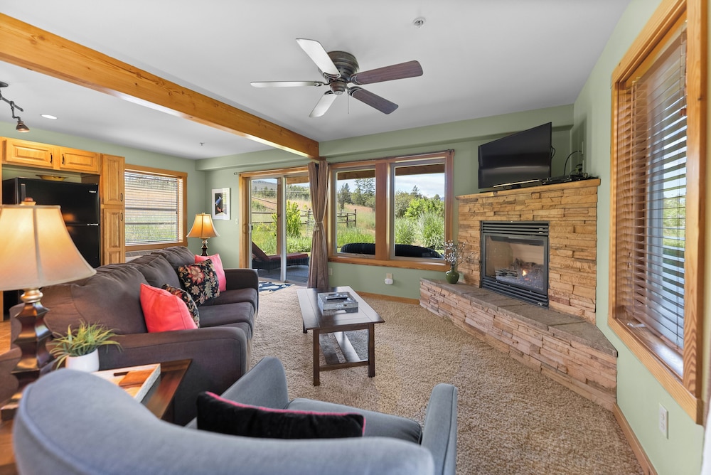 Luxury Apartment, 1 Queen Bed with Sofa bed, Fireplace, Mountain View photo 1