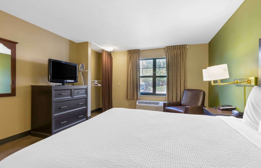 Studio, 1 Queen Bed, Accessible, Non Smoking photo 3