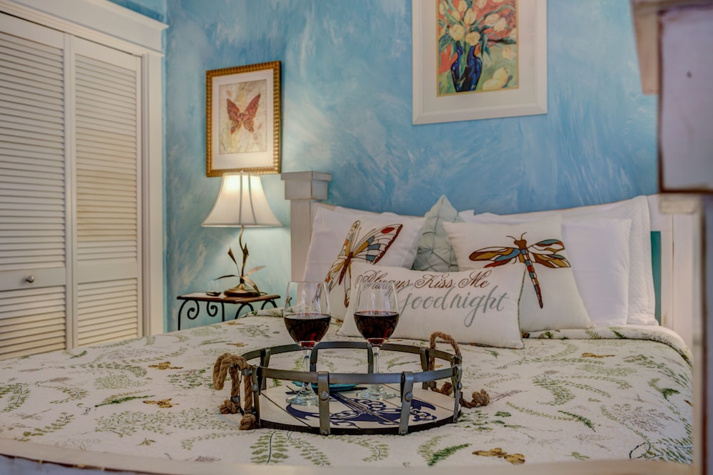 Deluxe Room, 1 King Bed, Jetted Tub (No pets allowed) photo 2