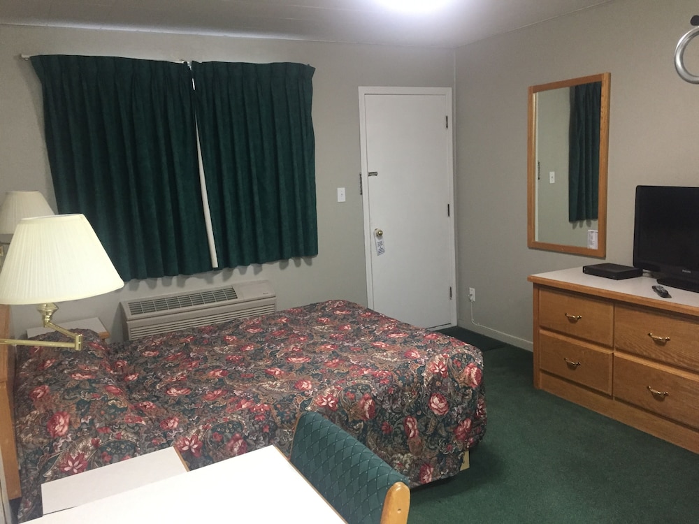 (1) Queen bedded room with Shower photo 1