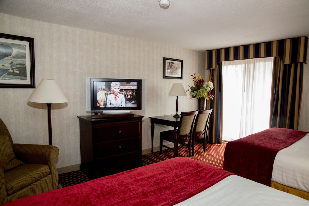 Standard Room, 2 Queen Beds, Non Smoking - Photo 2