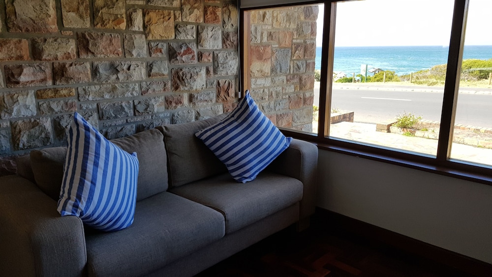 Classic House, 3 Bedrooms, Ocean View, Garden Area photo 3