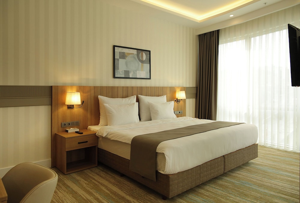 Deluxe Triple Room, 1 King Bed with Sofa bed, Non Smoking, Private Bathroom photo 1